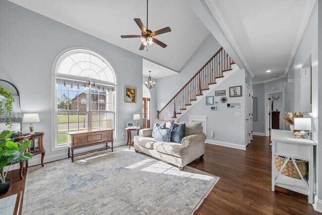 Building Photo - Pet Friendly Four Bedroom with Bonus!