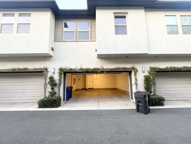 Building Photo - Updated 3 bed / 2.5 bath home in the desirable Frame & Focus community of Civita