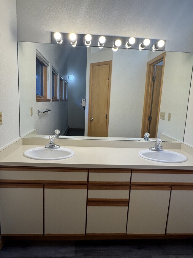 Building Photo - 2500 Kinnickinnick Rd