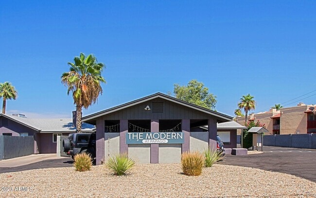 Primary Photo - 2525 N 52nd St