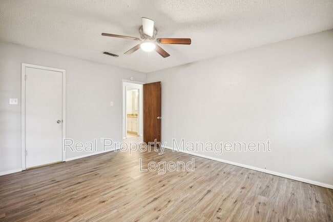 Building Photo - 8238 El Retiro Rd