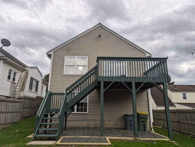 Building Photo - 33 Hallock St