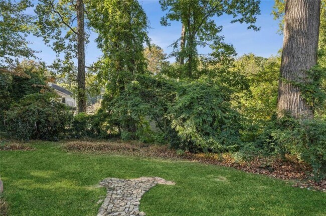 Building Photo - 2050 Mercer Ave