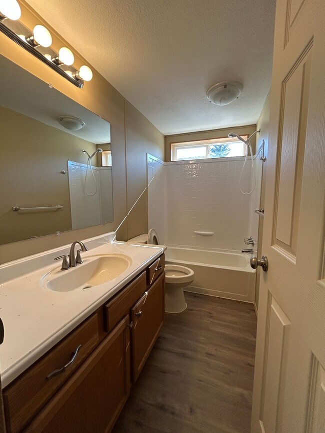 Building Photo - 3 Bedroom / 2 Bath Home in SE Redmond
