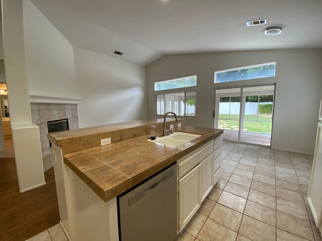 Building Photo - Spacious 3 Bedroom, 2 Bath located in Treasures of Caste Creek Community!