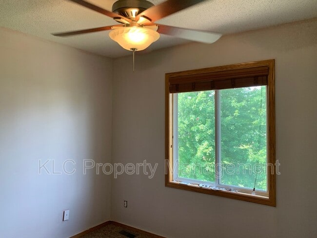 Building Photo - 402 SE Orchid St