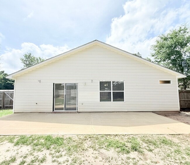 Building Photo - Charming 3-Bedroom Home - Spacious Backyard