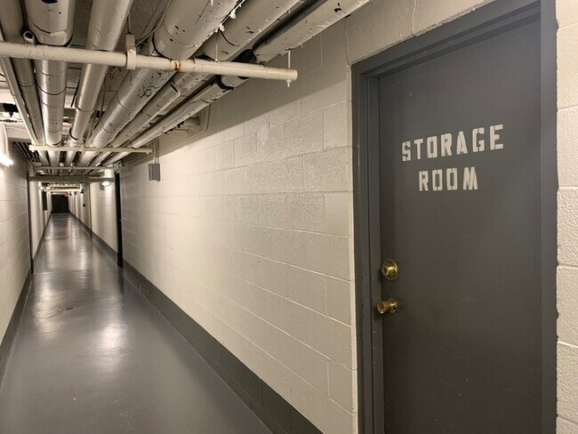 Building Photo - 18 E Old Willow Rd