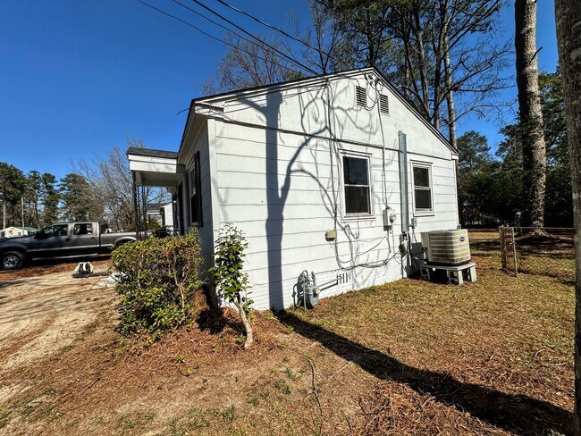 Building Photo - AFFORDABLE 2BEDROOM 1 BATH W/ SPACIOUS FEN...