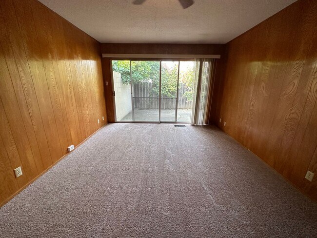 Building Photo - 3 Bedroom 2 Bathroom Duplex in Greenhaven