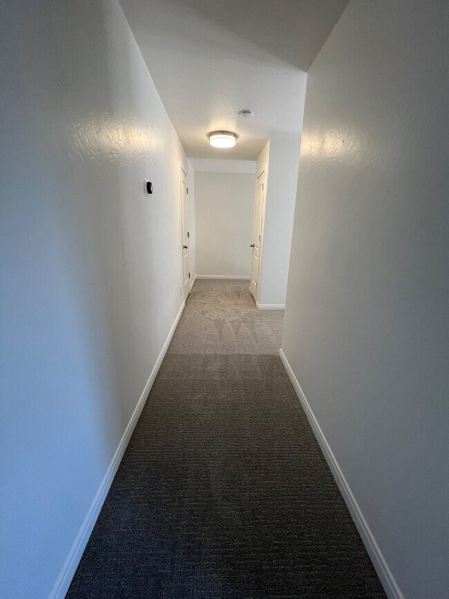 Building Photo - "Spacious 5-Bedroom Oasis with 3 Full Baths in Beautiful St. George – 2,998 Sq. Ft. of Comfort!"