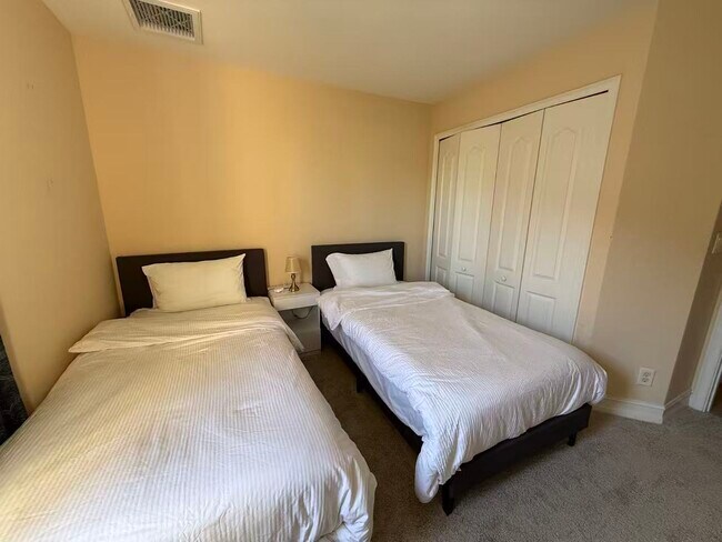 Building Photo - 409 SW 8th St