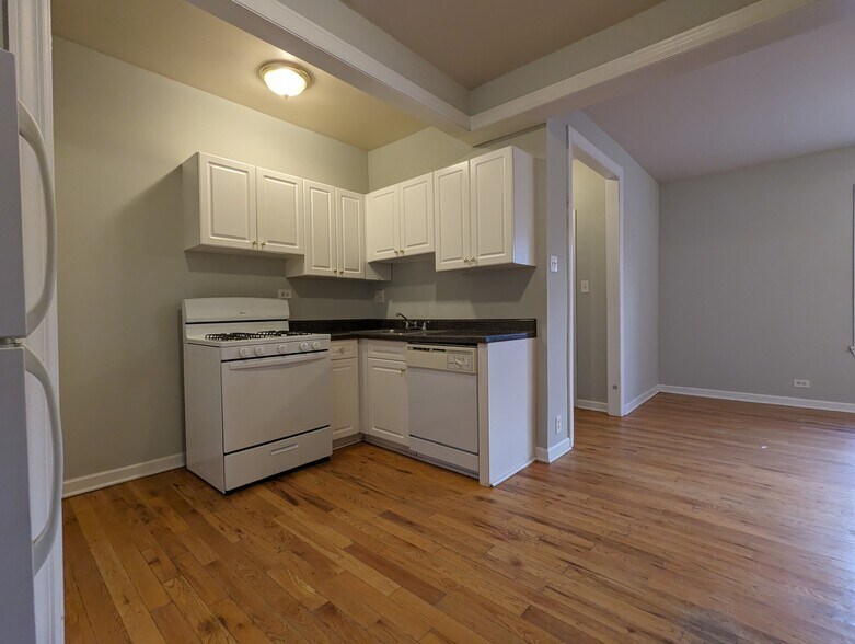 Building Photo - 3721 N Pine Grove Ave