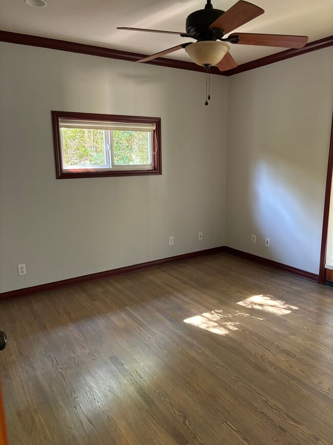 Building Photo - La Crescenta 3 bedroom 2 bath updated home.