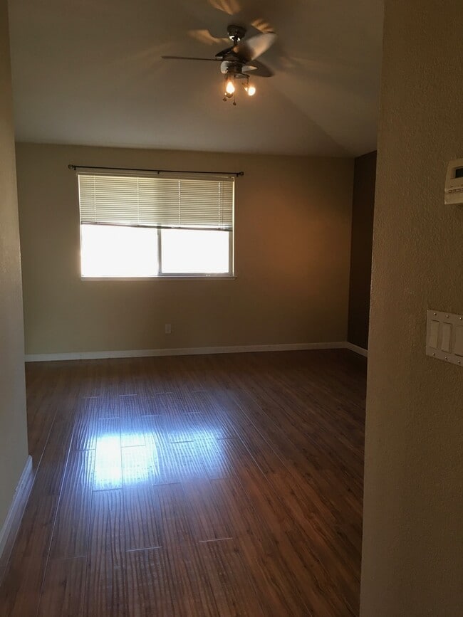 Building Photo - Charming home in established neighborhood with 4 bedrooms and 3 baths.