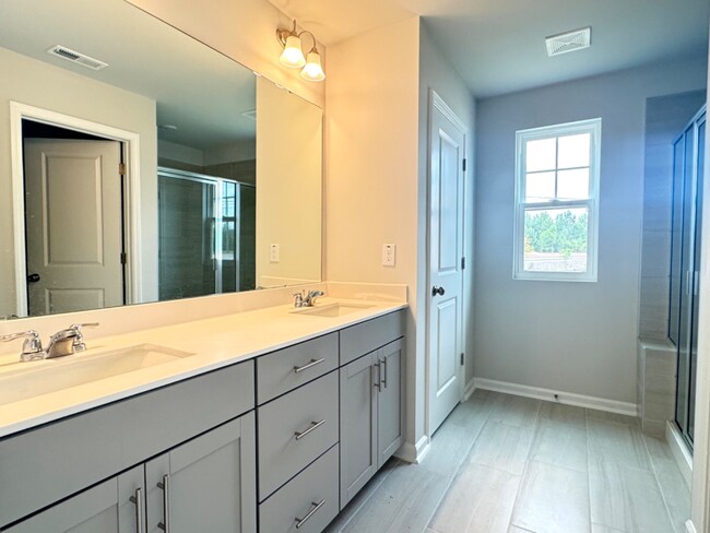 Building Photo - 4 Bedroom End Unit Townhome Almost New