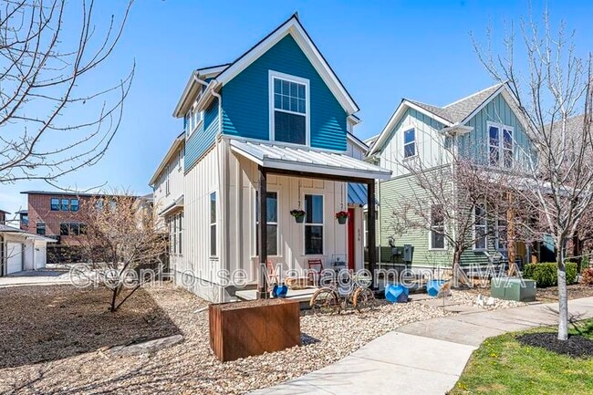 Building Photo - 636 SW B St