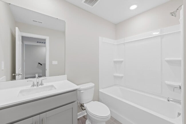 Building Photo - 3BR/2BA Townhouse Available JUNE 5!