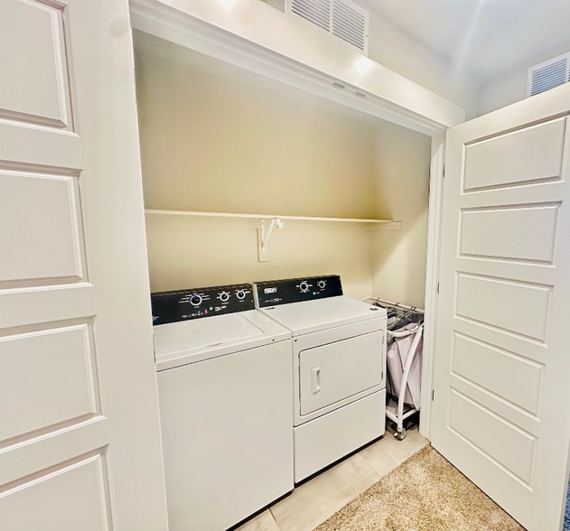 Building Photo - 286 E Chestnut St