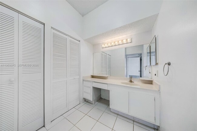 Building Photo - 20515 E Country Club Dr