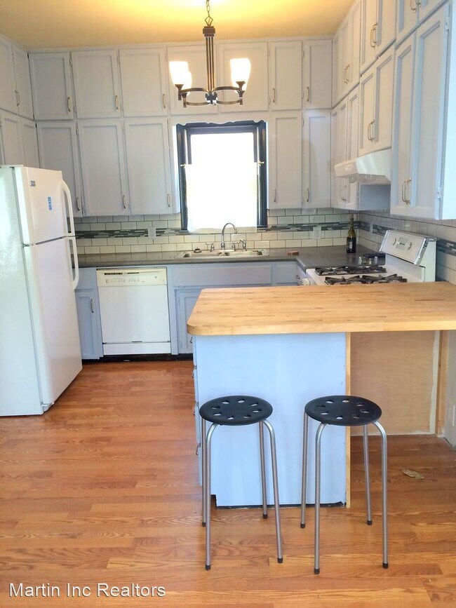 Building Photo - 3 br, 2 bath House - 212 Wellington St