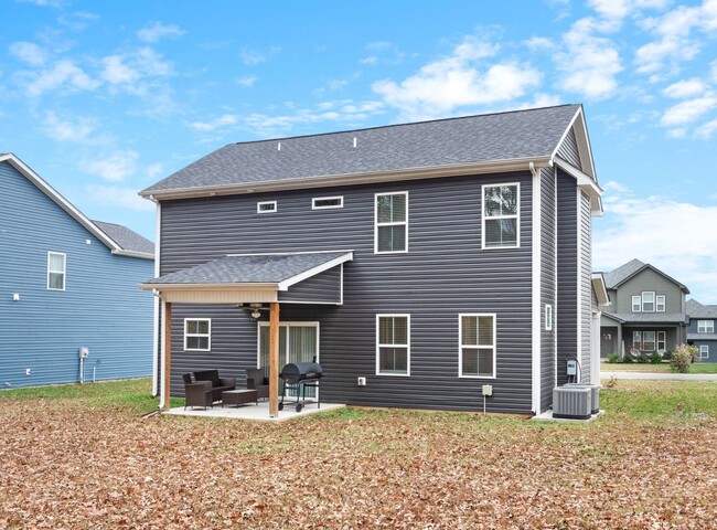 Building Photo - Like New Three Bedroom!