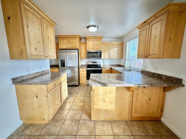 Building Photo - 3 Bedroom End Unit Townhome!