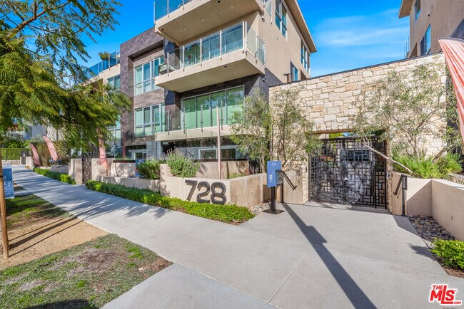 Building Photo - 728 N Sweetzer Ave