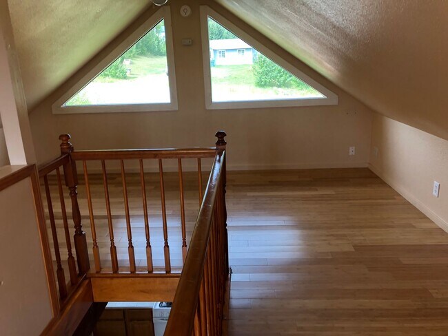 Building Photo - Cute Cabin style home!