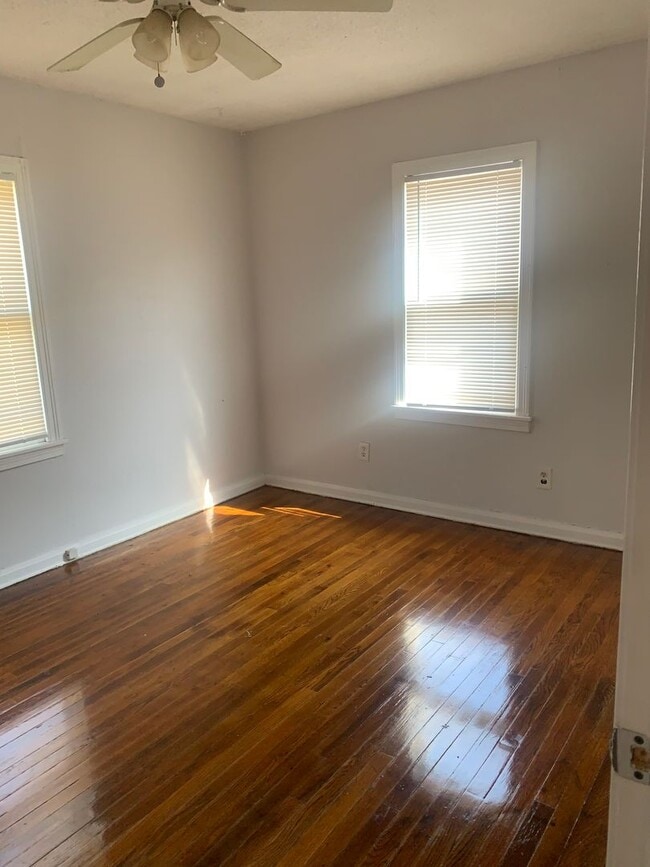 Building Photo - Located in Southlawn!!! 2 Bedrooms, 1 Bathroom with Carport Large Backyard with Shed