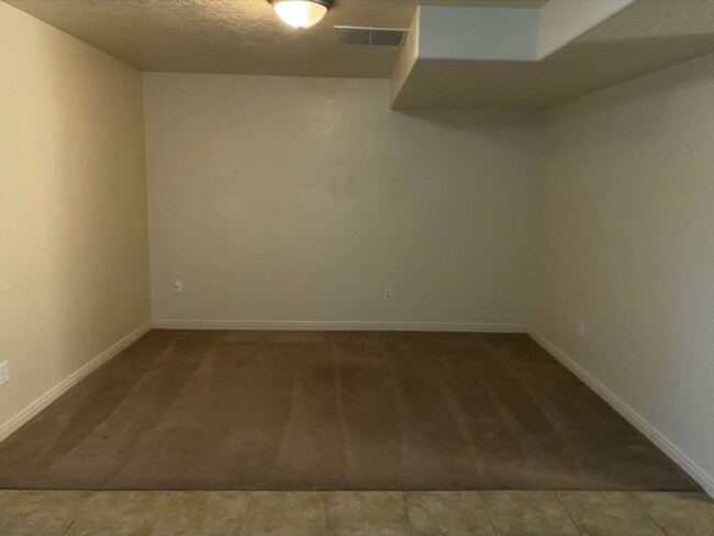 Building Photo - Basement Apt Flexible lease