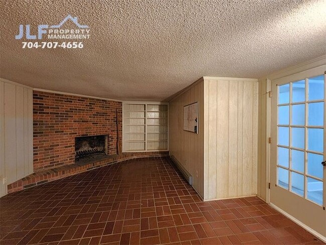 Building Photo - Spacious 3 Bed/2.5 Bath Duplex With Basement.