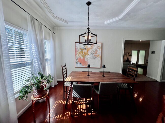 Building Photo - Charming 4 Bedroom home Near Virginia Beac...