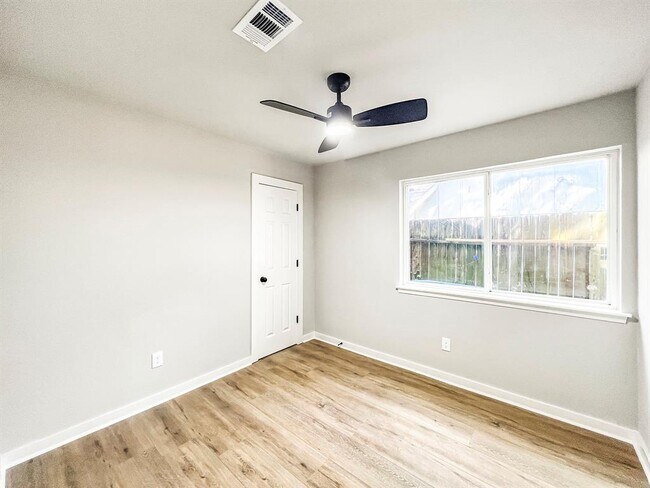 Building Photo - 23207 Naples Dr