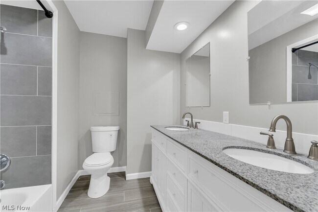 Building Photo - 1183 Romayne Dr