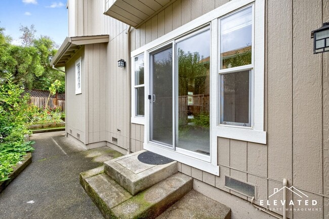 Building Photo - 5412 Sharon St