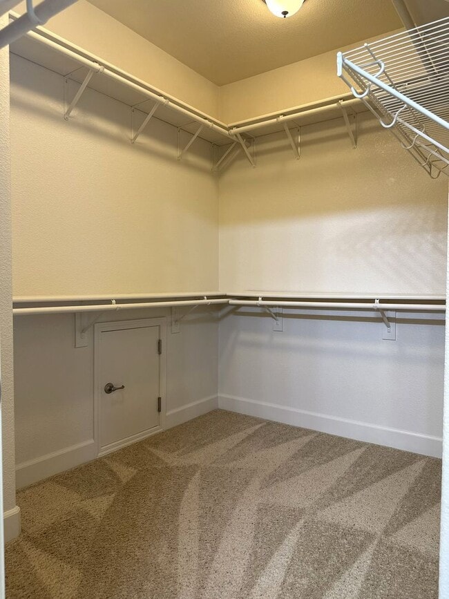 Building Photo - Pleasing 5/2 near college and UC