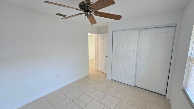Building Photo - Charming 2BR/2BA + 1 car garage with Large Backyard in Sarasota
