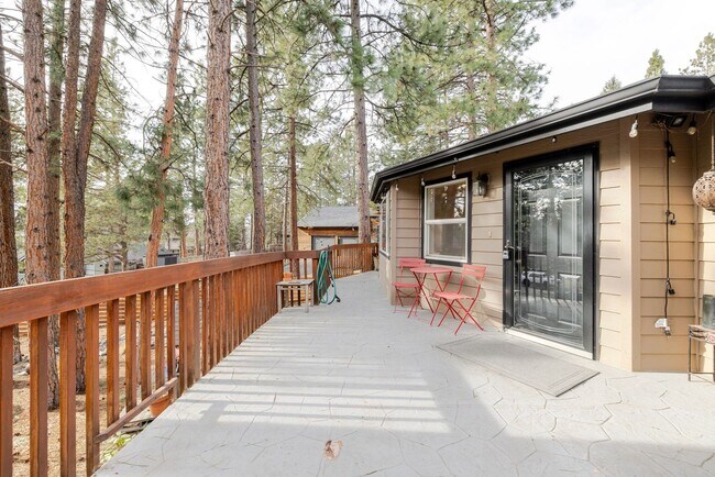 Building Photo - 3BR Furnished NW Bend Home