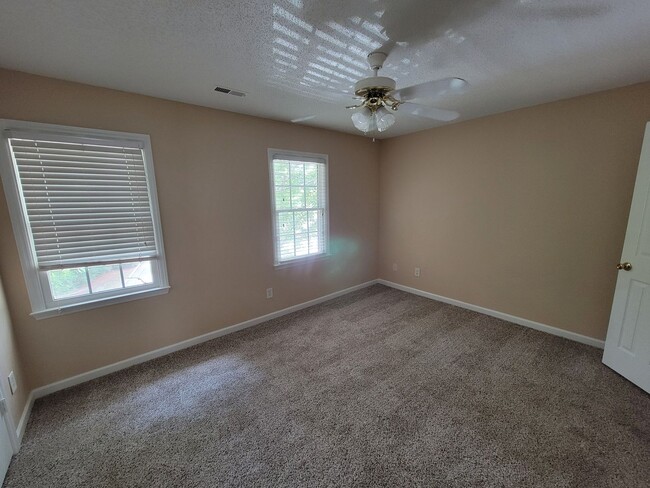 Building Photo - 2 Bedroom 3.5 Bathroom Town home located in the Oak Ridge Meadows Neighborhood