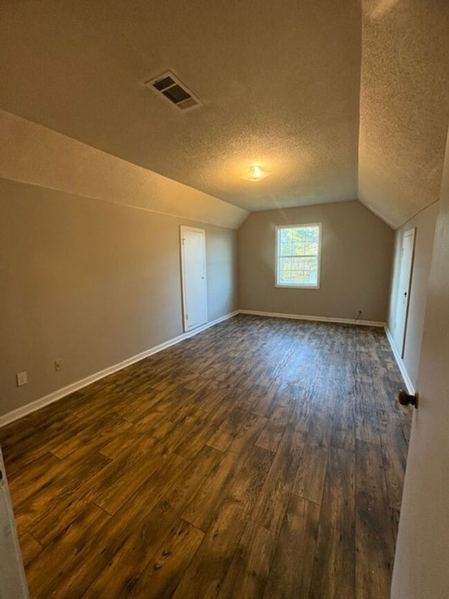 Building Photo - Renovated 3 Bedroom 2 Bath Home for Rent!