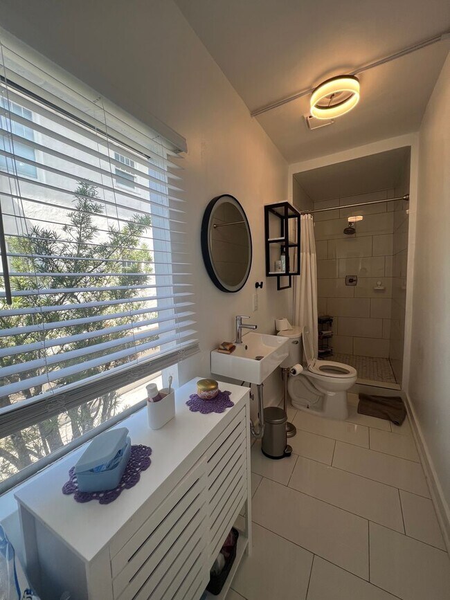 Building Photo - 6bd/3ba with Central AC Walking Distance t...