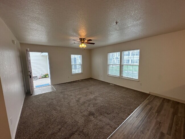 Building Photo - "Charming 2-Bed Retreat with Spacious 1000 sqft Layout in Nampa's Heart!"