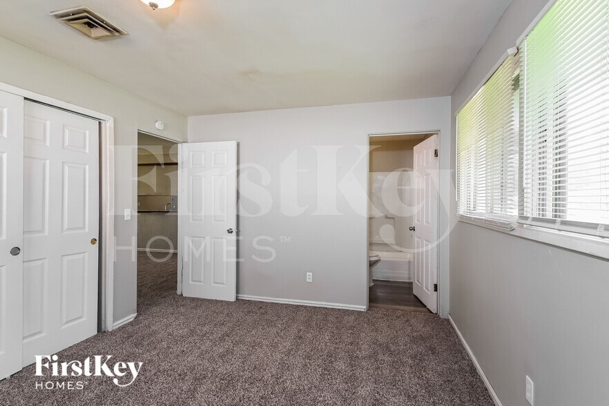 Building Photo - 3045 Kingsley Dr