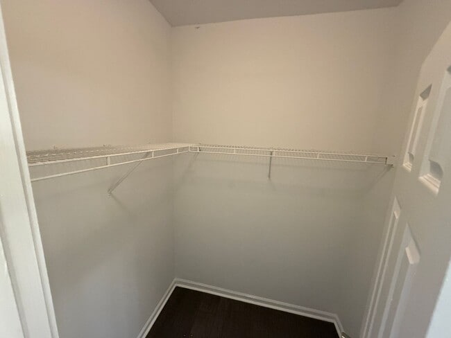 Building Photo - Beautiful End-unit townhome in university with Primary bedroom on 1st floor