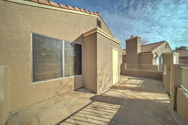 Building Photo - READY TO VIEW NOW! Recently Renovated 2bed/2bath Townhouse in Peoria!