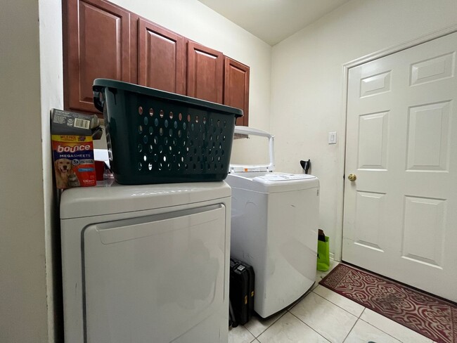 Building Photo - Stunning Upper Nazareth End Unit Townhome