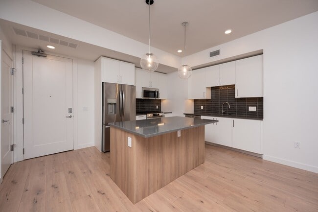 Building Photo - Welcome to your new home! Luxury 1BE1BA condo at the Pullman Gulch Union in the center of Nashvil...