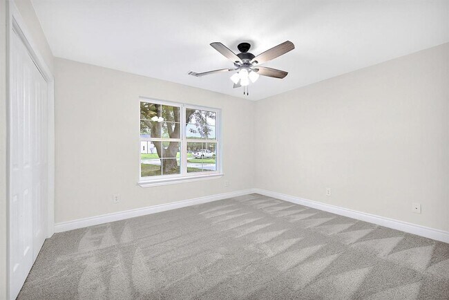 Building Photo - 14090 Waterview Dr