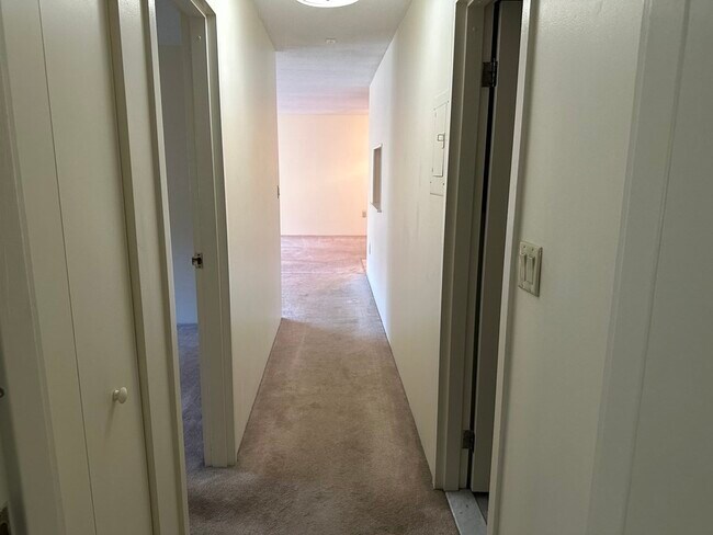 Building Photo - 2 Summit Dr